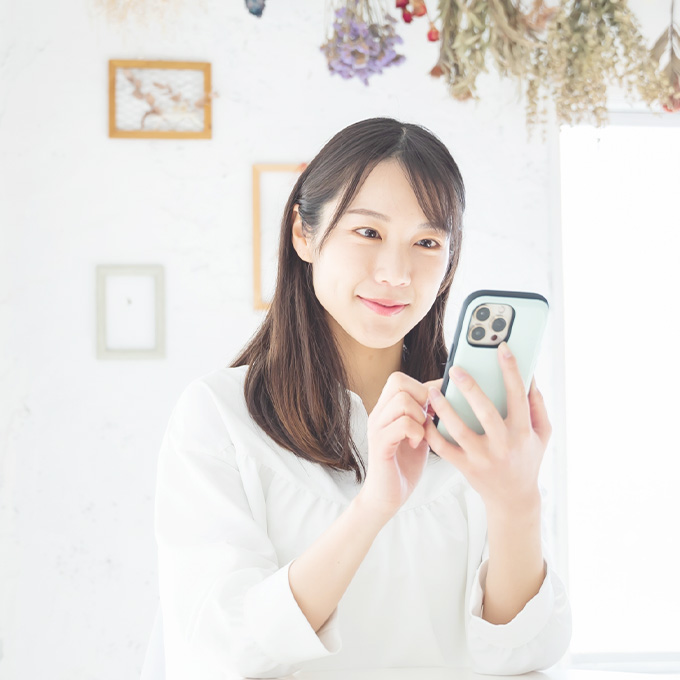 スマホを操作する女性